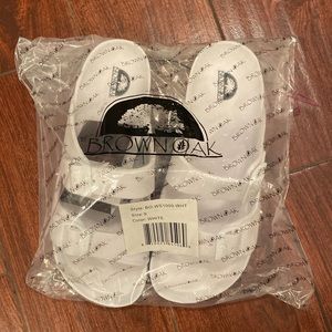 NWT Brown Oak Slide-Ons White Adjustable Size 9